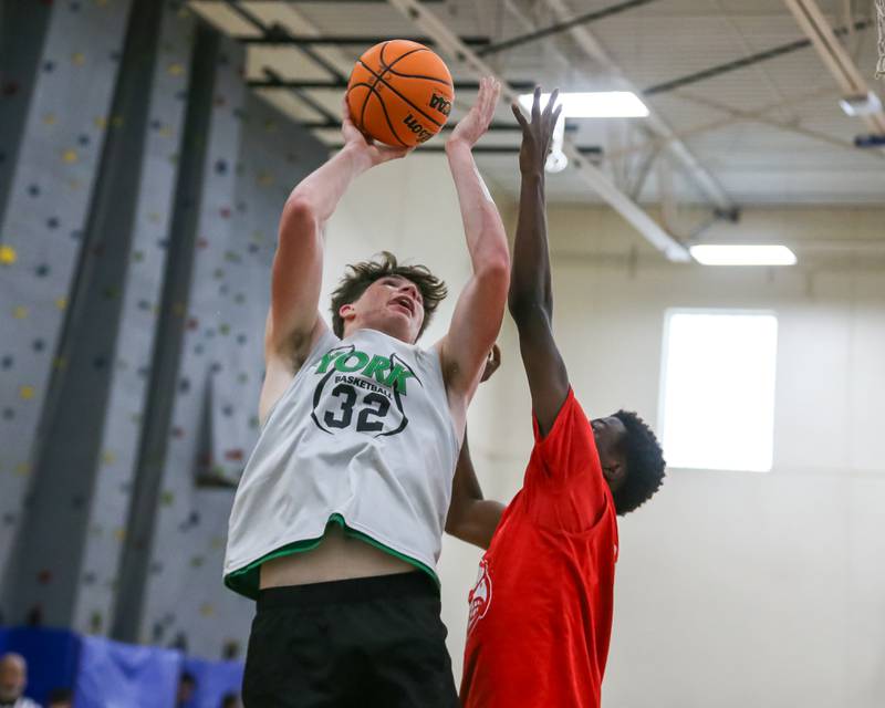 York's Hunter Stepanich (32) puts up a shot at the Riverside-Brookfield Summer Shootout basketball tournament. June 22, 2024.