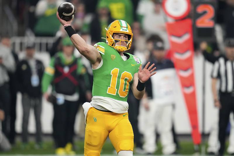 Oregon quarterback Bo Nix throws during the first half of the Fiesta Bowl against Liberty, Monday, Jan. 1, 2024, in Glendale, Ariz.