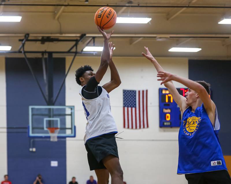 Riverside-Brookfield's Brycen Grove (21) shoots a jump shot at the Riverside-Brookfield Summer Shootout basketball tournament. June 22, 2024.