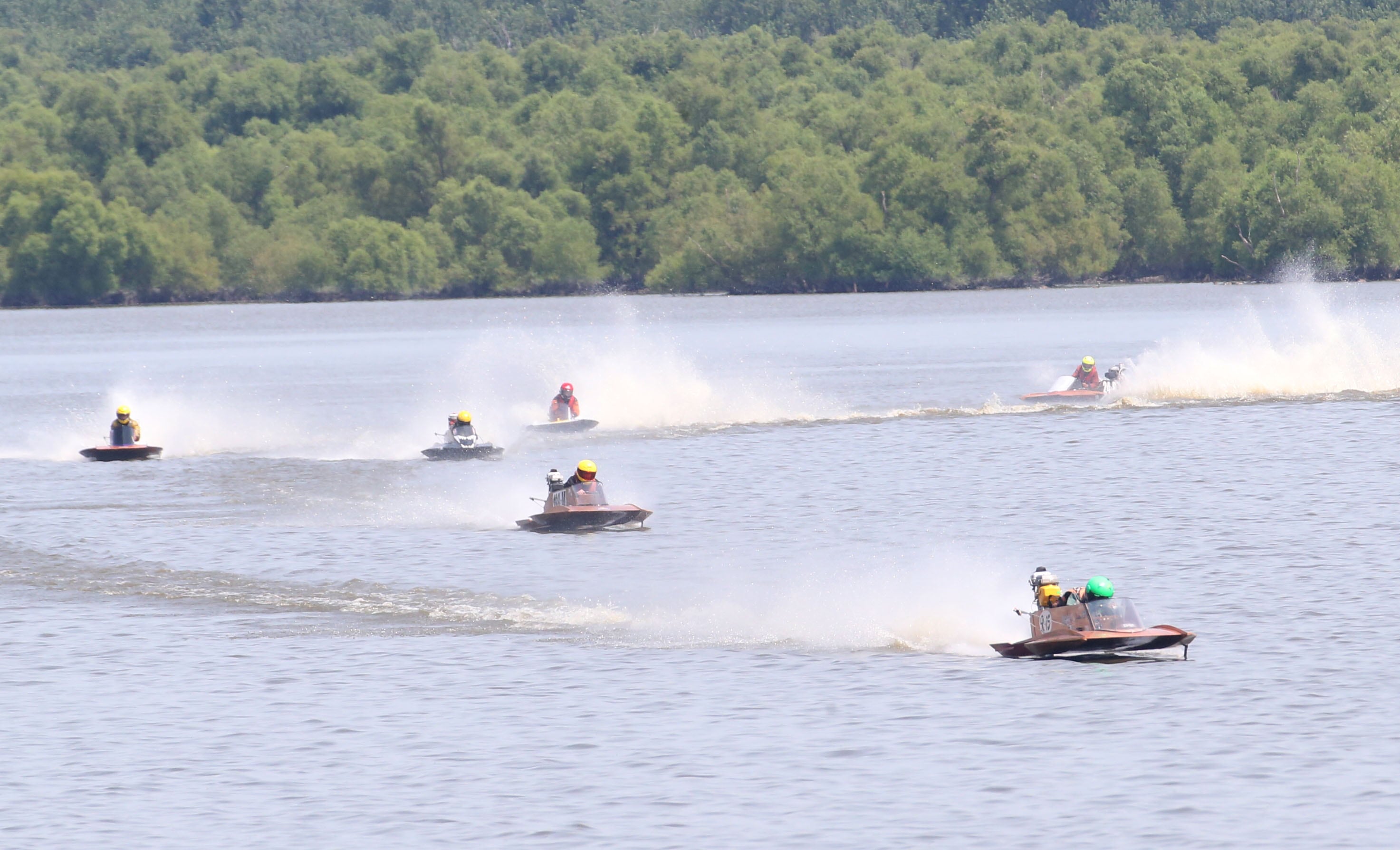 Racers make a turn in the OSY-400 race during the US Title Series Pro National Championship Boat Races on Friday, July 26, 2024 at Lake DePue.