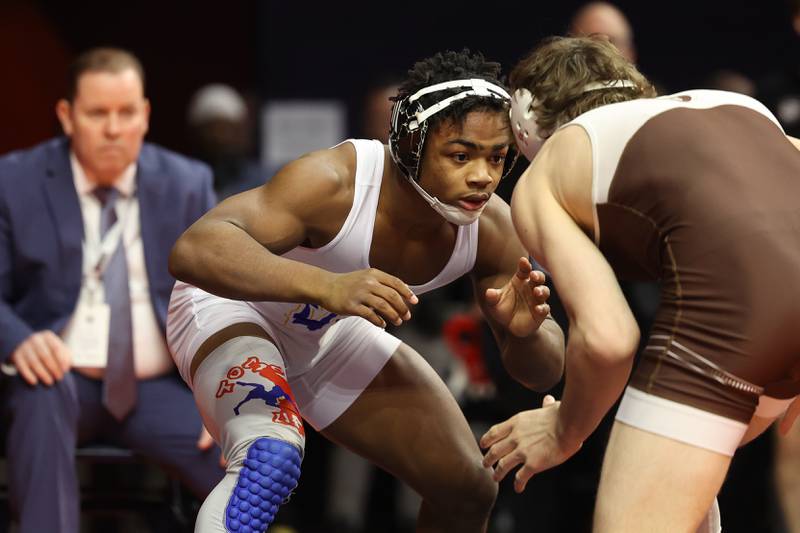 Warren’s Aaron Stewart faces off with Mount Carmel’s Edmund Enright in the 157-pound Class 3A state championship match on Saturday, Feb. 17th, 2024 in Champaign.