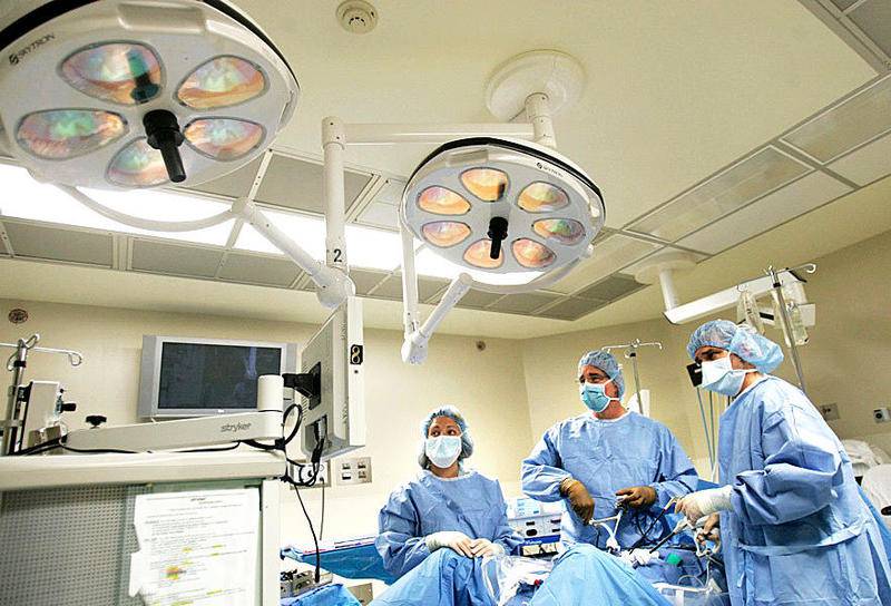 A Centegra Hospital – McHenry surgical team performs a laproscopic hysterectomy. A Centegra Health System spokeswoman said talks between the system and Northwestern Medicine are progressing, but the systems have not yet applied for approval from the state.