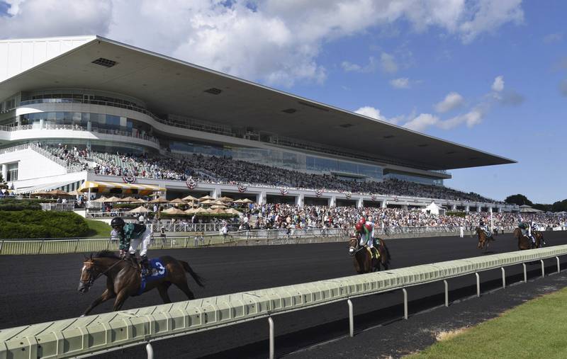 The Chicago Bears have submitted a bid to buy Arlington International Racecourse. Their announcement signals a potential willingness to move out of downtown Soldier Field for a new stadium. Bears President and CEO Ted Phillips says the club wants to purchase the Arlington International Racecourse.