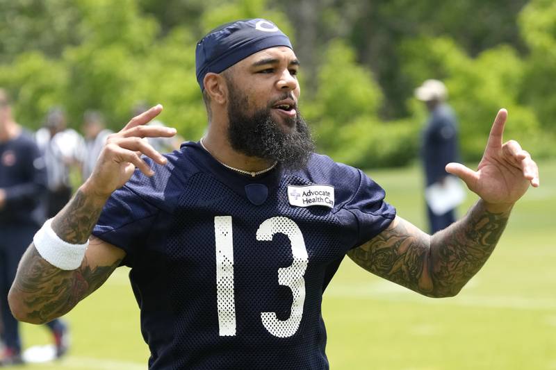 Chicago Bears wide receiver Keenan Allen warms up during NFL football practice at the team's minicamp in June 2024 Lake Forest, Ill.