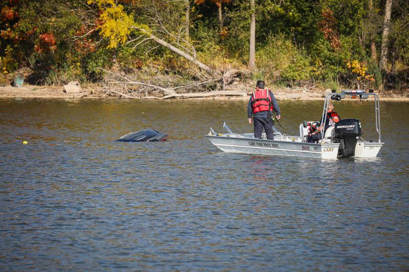 A man died in a suspected jet ski crash Sunday afternoon on the Fox River in McHenry, officials report.