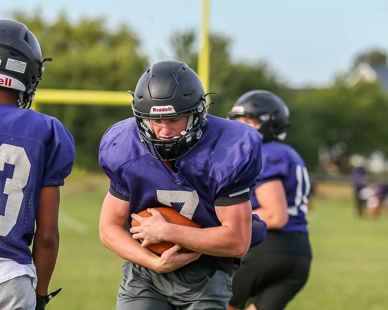 Tim Young runs (7) with the ball at Plano High School football practice. Aug 20 2024.