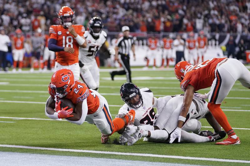 Chicago Bears running back Khalil Herbert (24) scores past linebacker Henry To'oTo'o (39) during the first half of an NFL football game Sunday, Sept. 15, 2024, in Houston. (AP Photo/Eric Christian Smith)