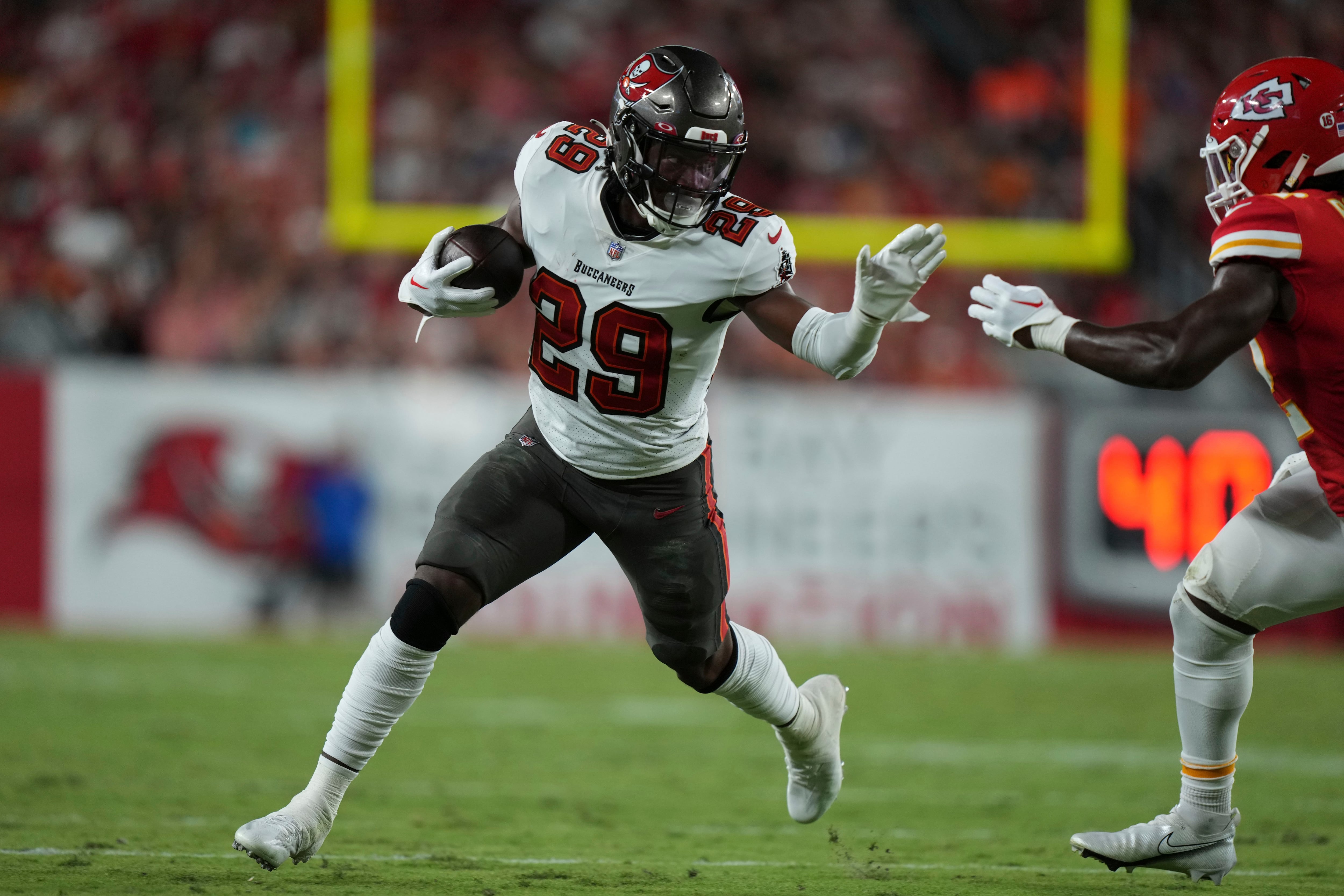 Bucs Game: Rachaad White takes it in the endzone for Bucs' first TD