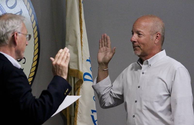 Dixon Mayor Glen Hughes conducts the oath of office for Council Member Mike Venier on Monday, May 1, 2023.