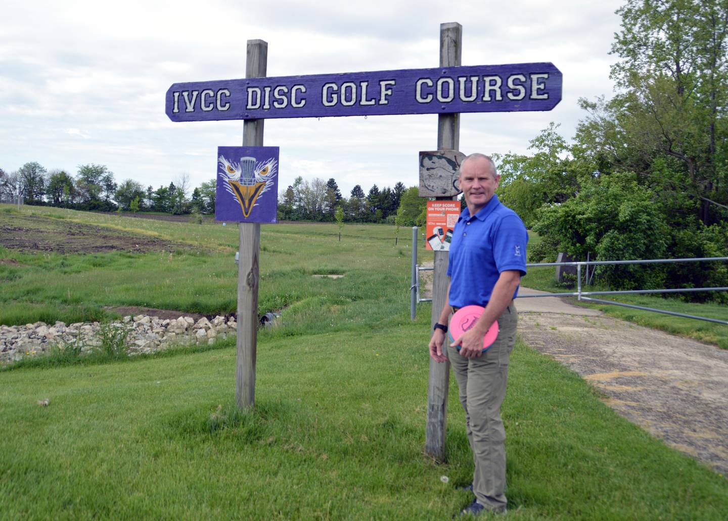 Wes Black’s love of disc golf began at Illinois Valley Community College, where he teaches math and where a colleague introduced him to the sport and recruited him as a course designer. The sport has grown in the Illinois Valley, which is already home to several courses, and Black is involved in designing a couple more that will open soon.