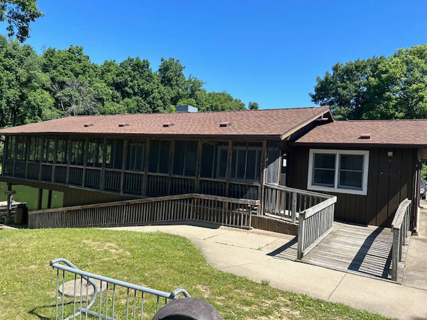 The Rockwood Restaurant and Marina is located at Lake Carlton at Morrison-Rockwood State Park.