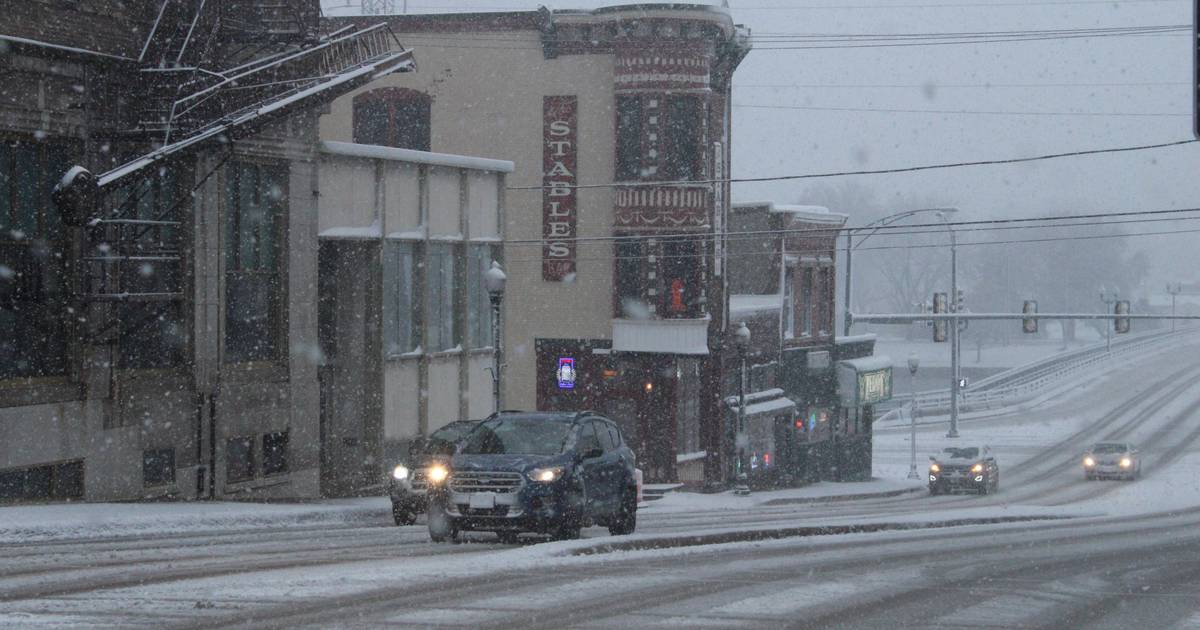 Wintry mix or snow will begin Saturday evening across northern Illinois