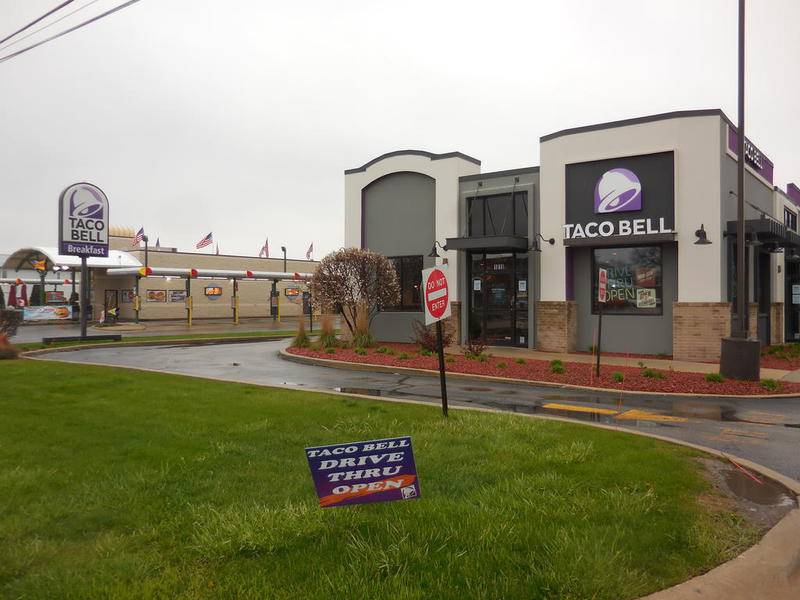 The Taco Bell at 1818 Plainfield Road in Crest Hill