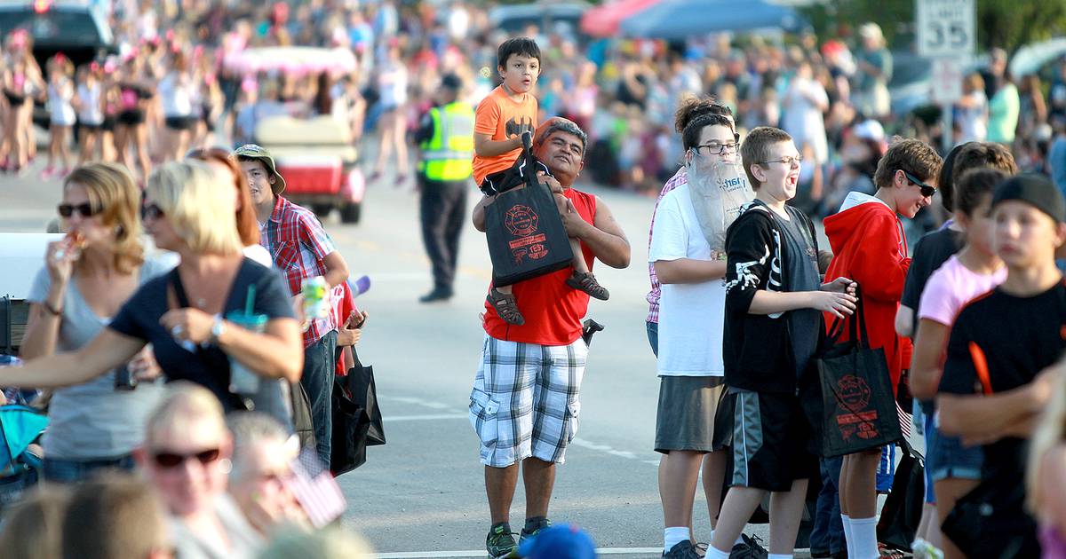 Starting the party Big crowd turns out for Elburn Days parade Shaw Local