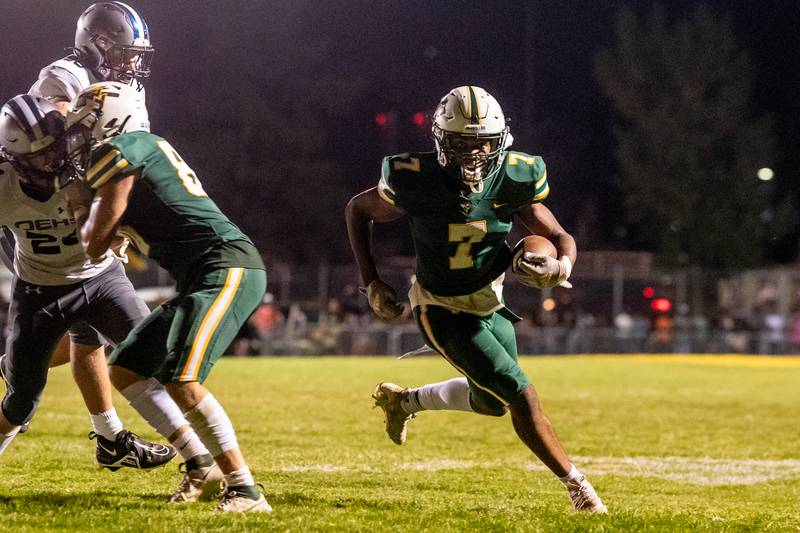 Waubonsie Valley's Tyler Threat (7) carries the ball for a touchdown against Oswego East during a football game at Waubonsie Valley High School in Aurora on Friday, Aug. 25, 2023.