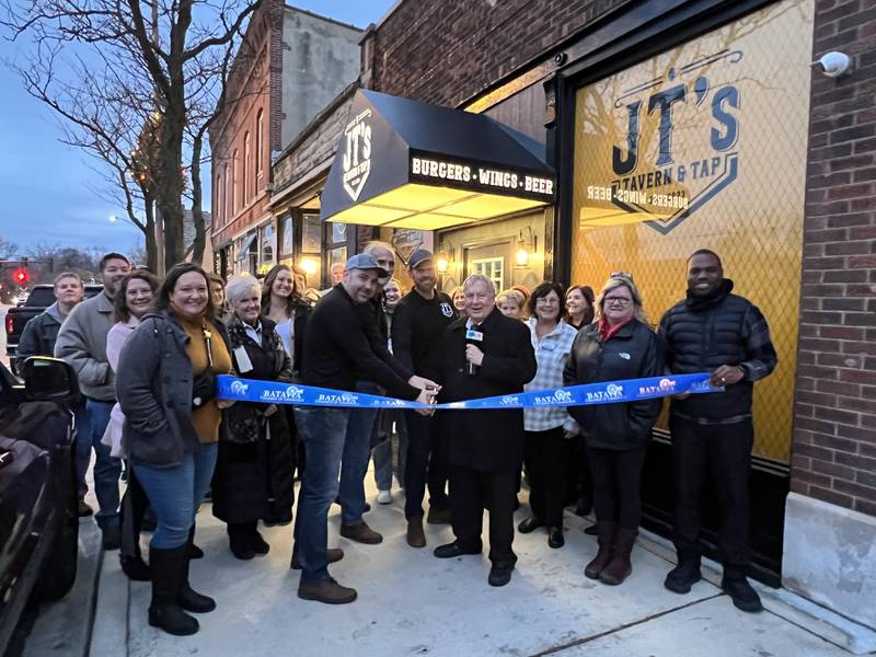 The Batavia Chamber of Commerce held a ribbon-cutting ceremony for the new JT’s Tavern & Tap on Monday, Dec. 18. The new establishment opened at 113 S. Batavia Ave. in downtown Batavia in early December.