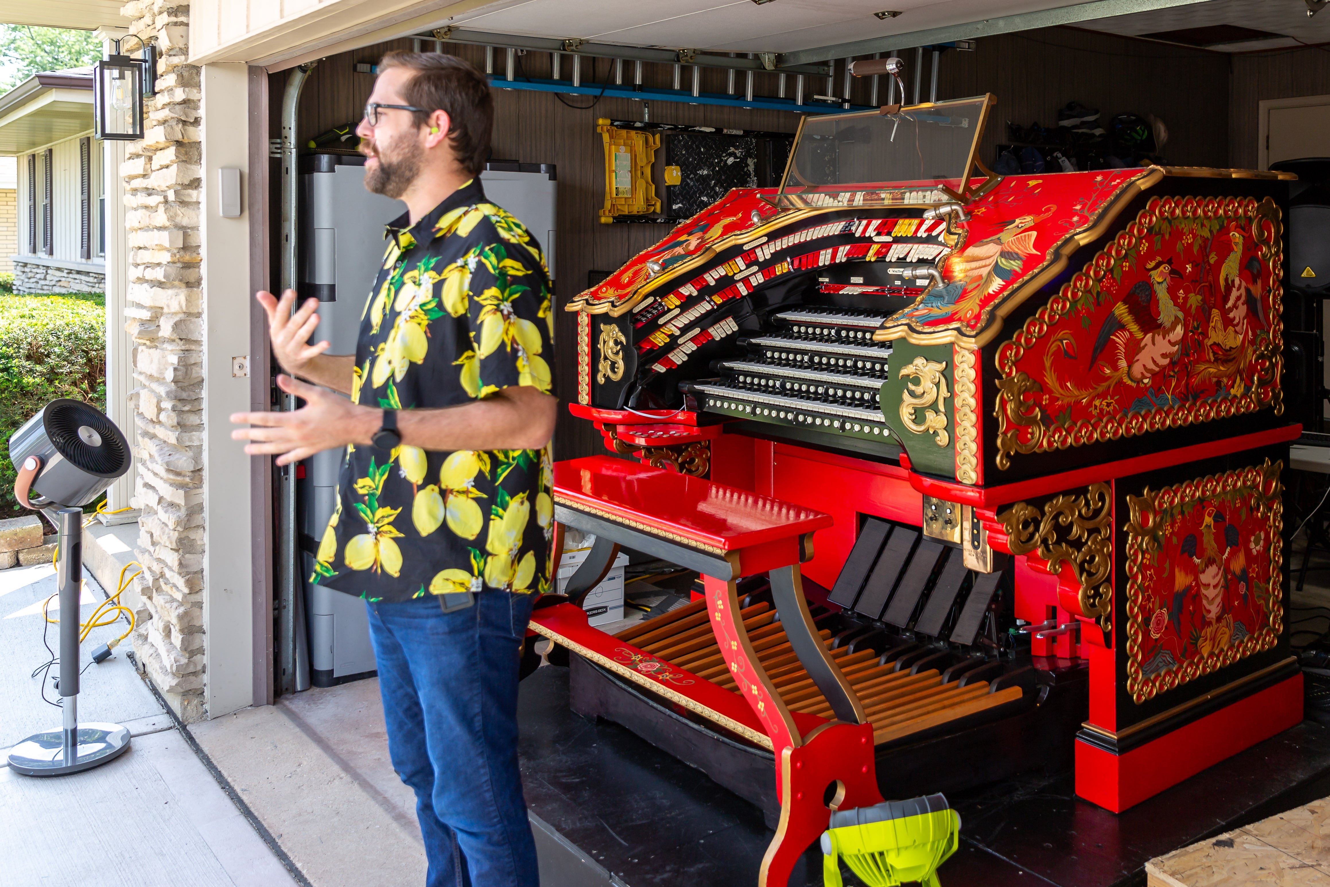 Donny Rankin addresses the crowd in between selections during concert played on a vintage organ from the former Oriental Theatre. July 21st, 2024.