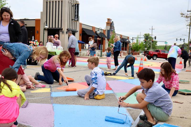 Children paint the sidewalk in St. Charles.