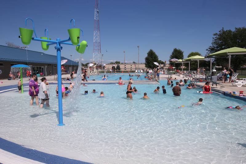 Kids swim in the splash area at Riordan Pool on Thursday, July 27, 2023 in Ottawa.