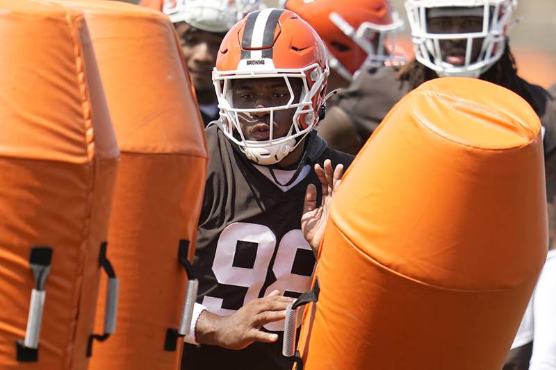 Cleveland Browns defensive tackle Chris Williams participates in a drill during an NFL football practice in Berea, Ohio, Thursday, June 13, 2024. (AP Photo/Sue Ogrocki)