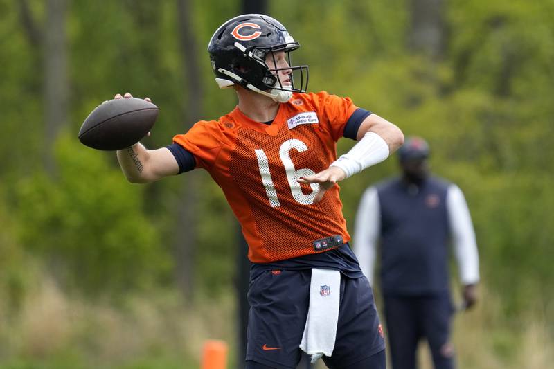 Austin Reed looks to a throw during the Chicago Bears NFL football team's rookie camp at Halas Hall in Lake Forest, Ill., Friday, May 10, 2024. (AP Photo/Nam Y. Huh)