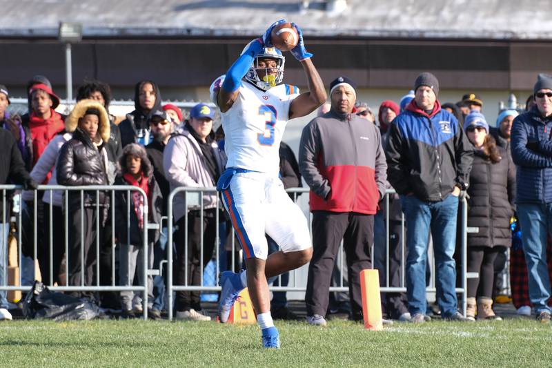 East St. Louis' Luther Burden III pulls in a pass for a touchdown against Crete-Monee in the Class 6A semifinal game at Crete-Money High School. Saturday, Nov.20, 2021 in Crete.