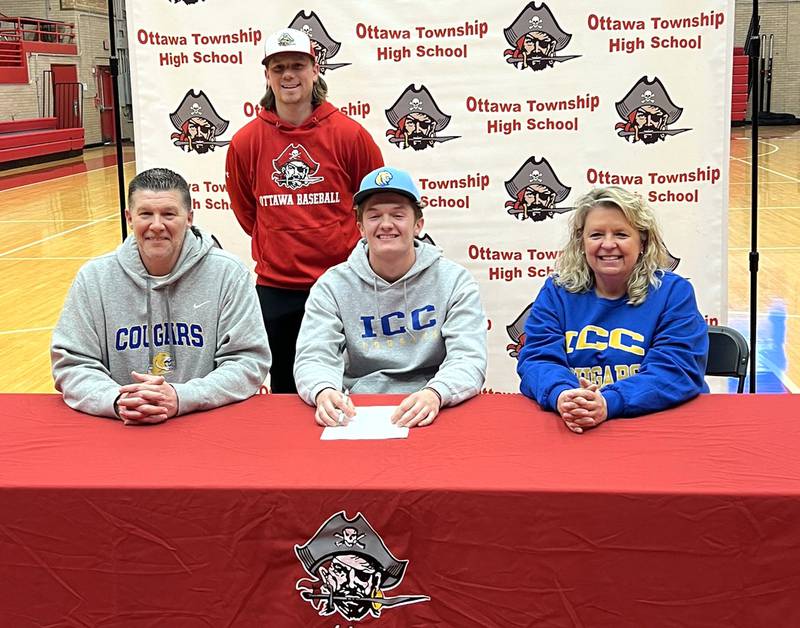 Ottawa’s Garrett Shymanski has signed on to continue his education at Illinois Central College in East Peoria and his baseball career at the NJCAA level with the Cougars. Shymanski is pictured here at his signing ceremony seated alongside his parents with former Ottawa baseball coach Tyler Wargo standing behind.