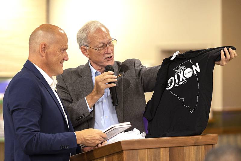 Dixon Mayor Glen Hughes (right) presents Herzberg/Elster Burgermeister Karsten Eule-Pruze with a T-shirt Thursday, July 25, 2024, at the Sister Cities anniversary dinner.