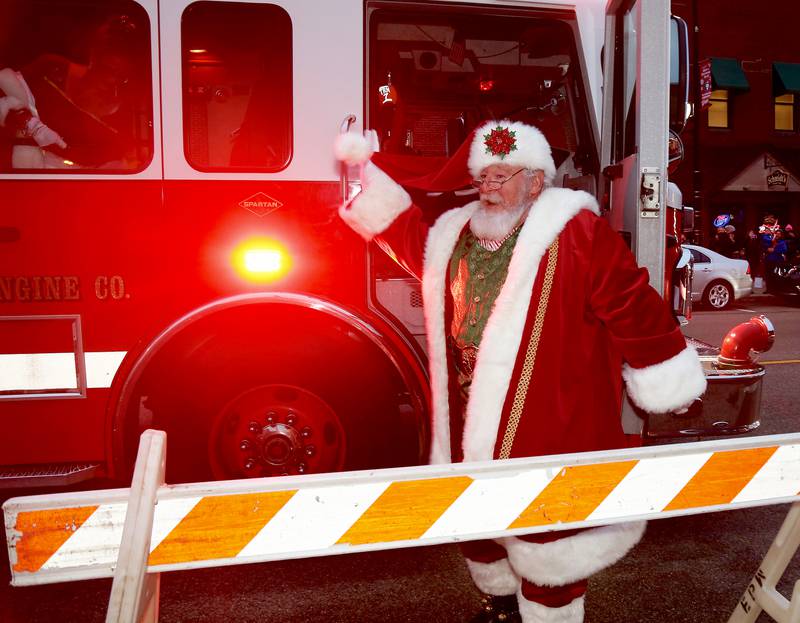 Santa gets dropped off by the Elburn Fire Department at the 2023 Elburn Christmas Stroll on Saturday, Dec. 2, 2023.