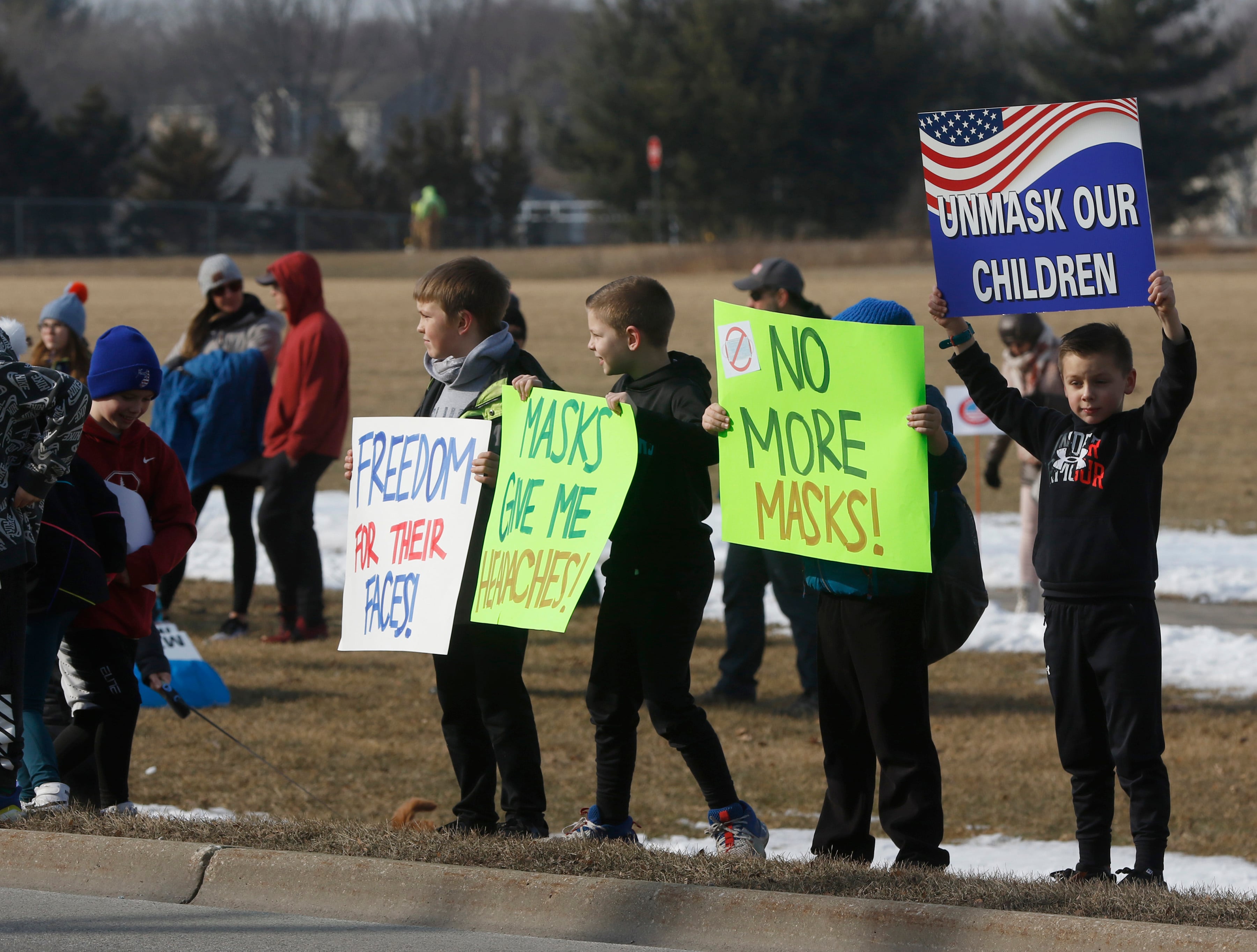 Parents, students protest Cary School District 26 masking policy: ‘I’m not here to force anything upon anyone’