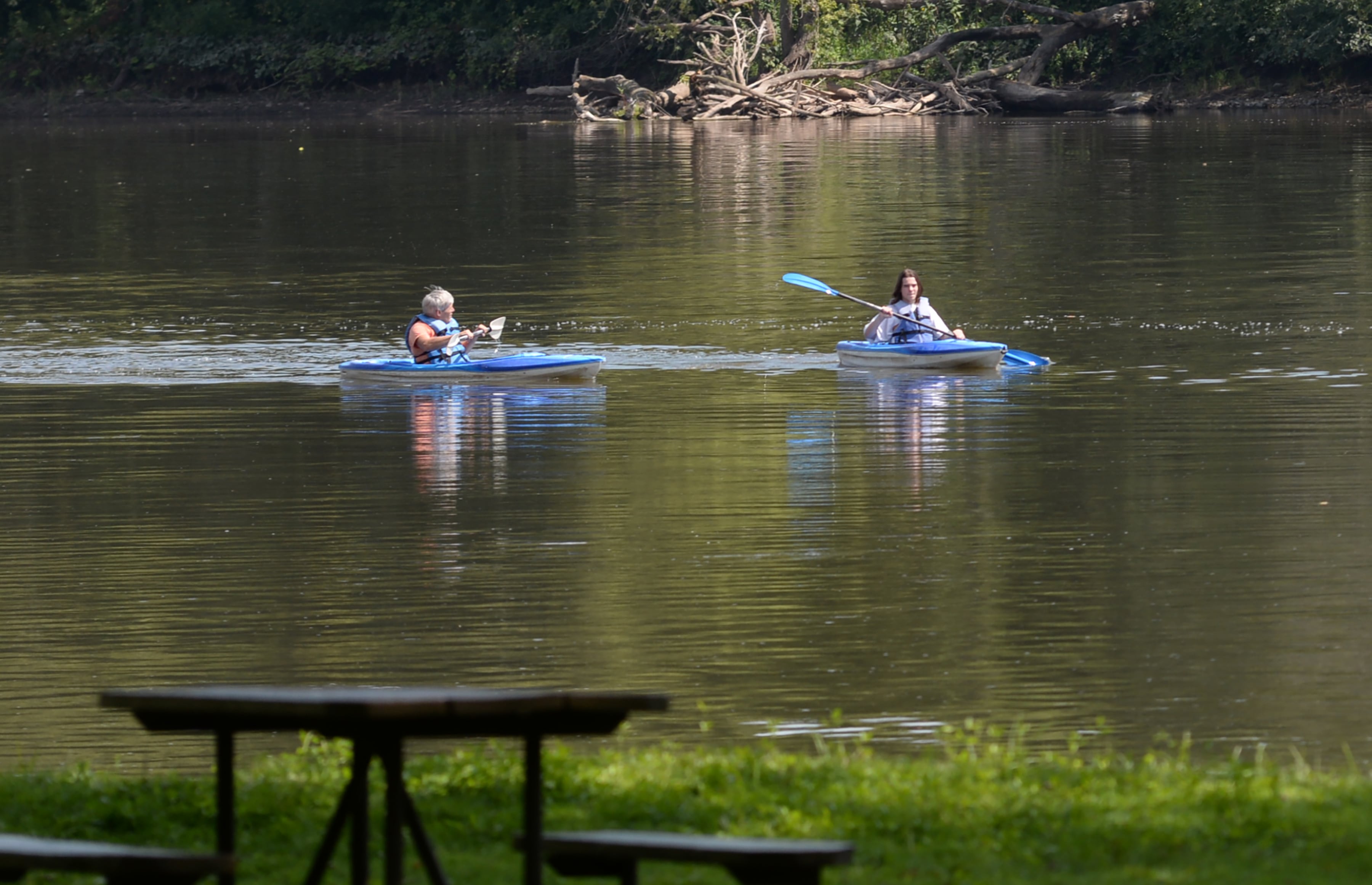 Oregon firefighters rescue 10 people after canoes, kayaks overturn in Rock River