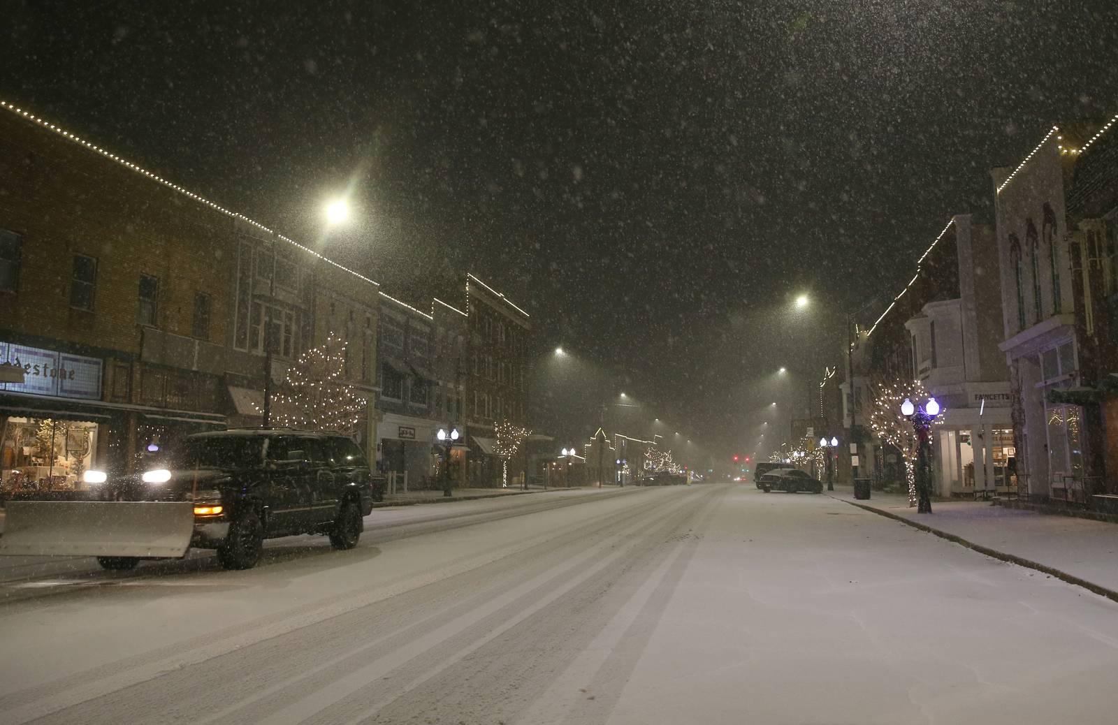 Snow falls to the roadway along South Main Street  on Monday, Jan. 8, 2024 downtown Princeton.