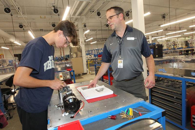 Mitch Estes, 18, of Gurnee gets some help from Mike Kurschner, of Antioch, industrial technology instructor, as he works on a power transmission system in a mechanical drives class during an open lab at the College of Lake County Advanced Technology Center (ATC) on November 16th in Gurnee.
Photo by Candace H. Johnson for Shaw Local News Network