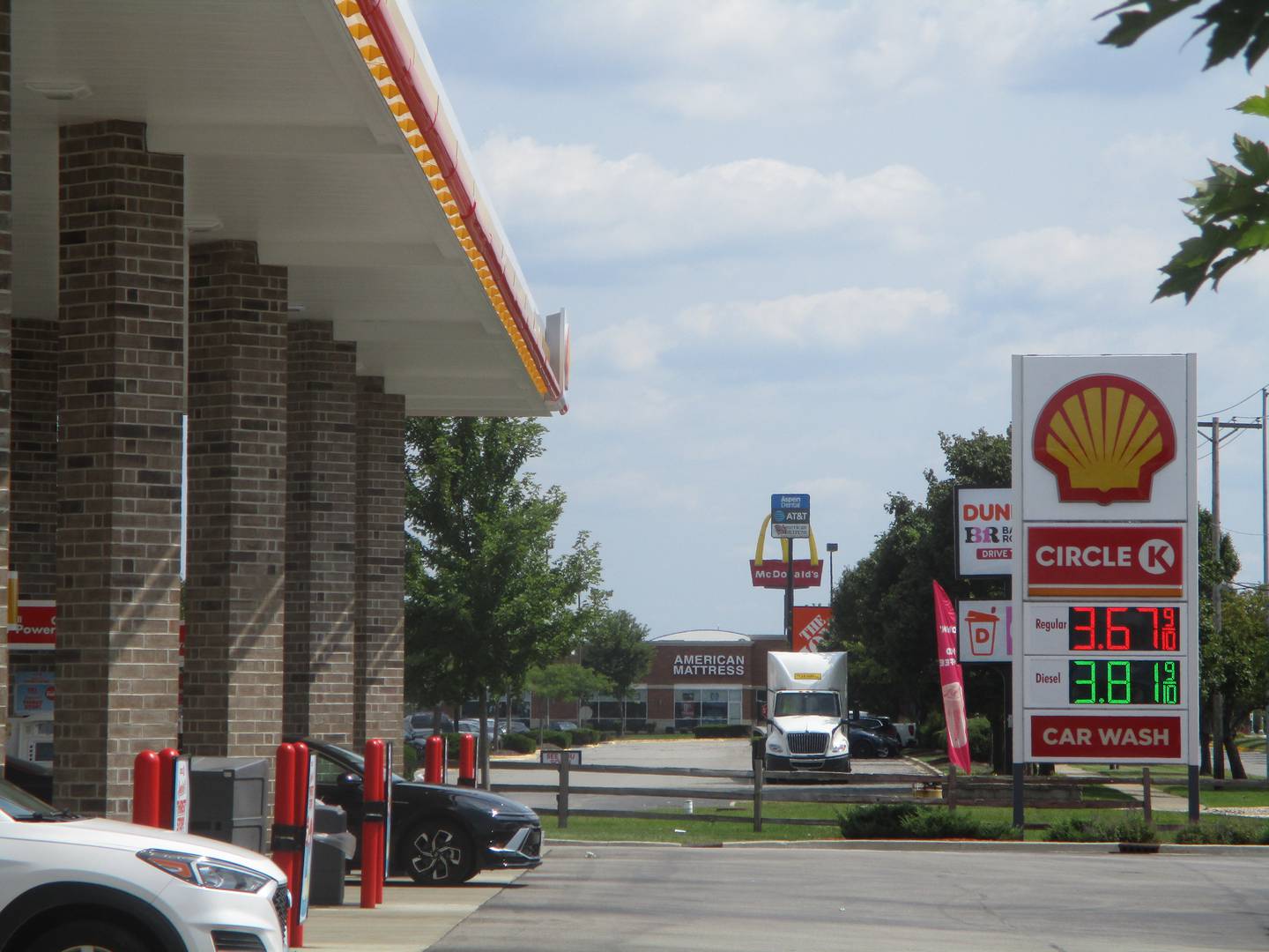 The Circle K Shell station at 3021 Plainfield Road in Joliet is the only gas station in the commercial district that surrounds the Louis Joliet Mall. Aug. 21, 2024