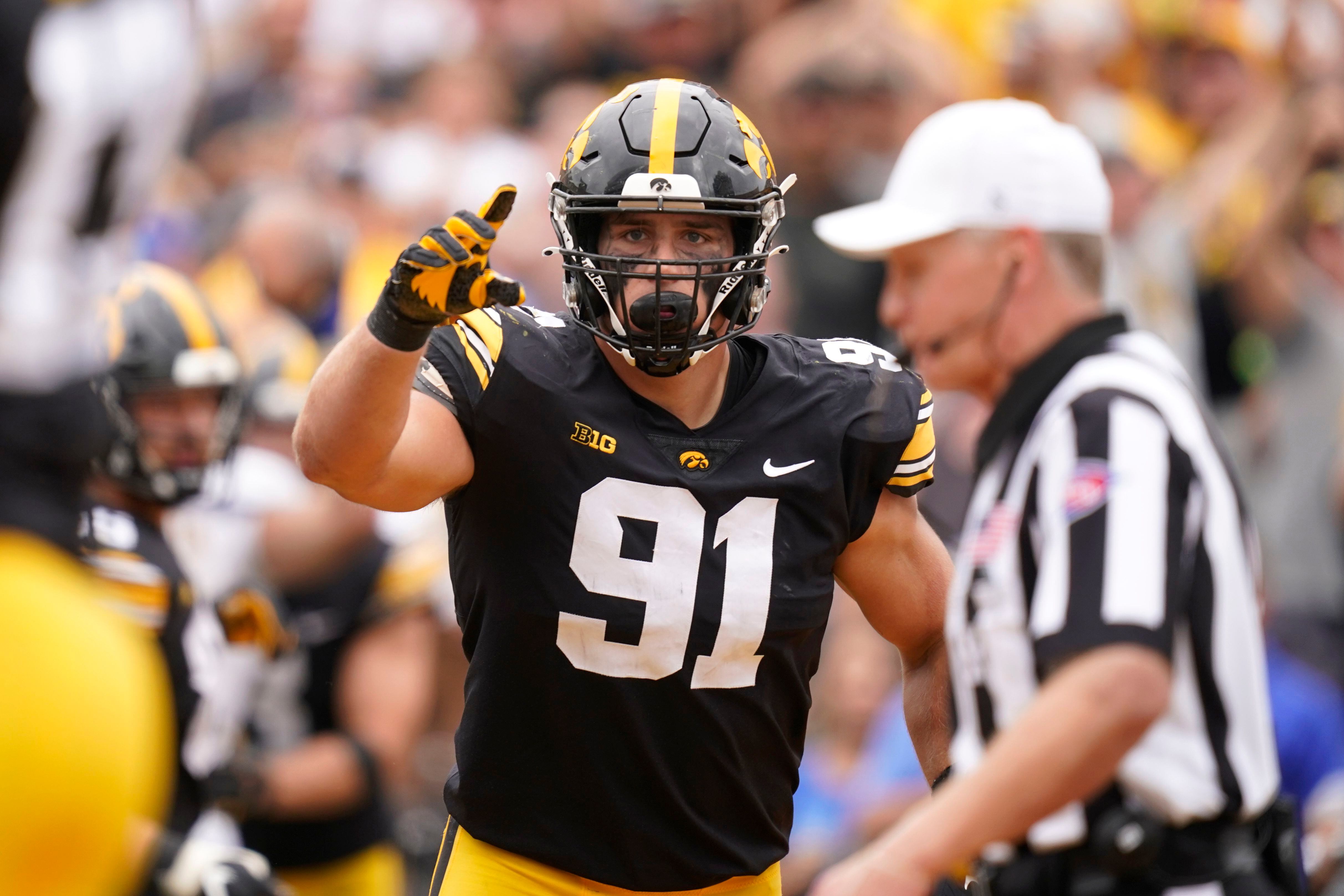 Iowa's Lukas Van Ness fits what the Bears are looking for in a defensive  lineman - CHGO