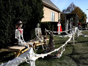 South Elgin family goes all out for Halloween decorating competition