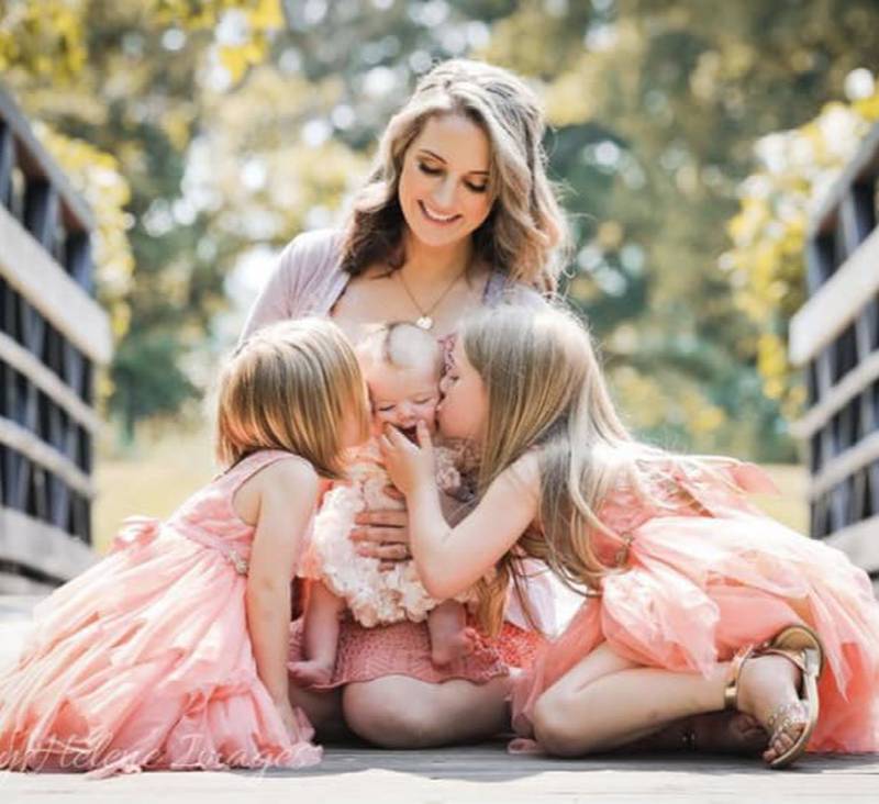 Elizabeth Curtner poses with her three daughters Elianna, Annalise, and Isabelle. (Photo by Lindsey Helene Images)