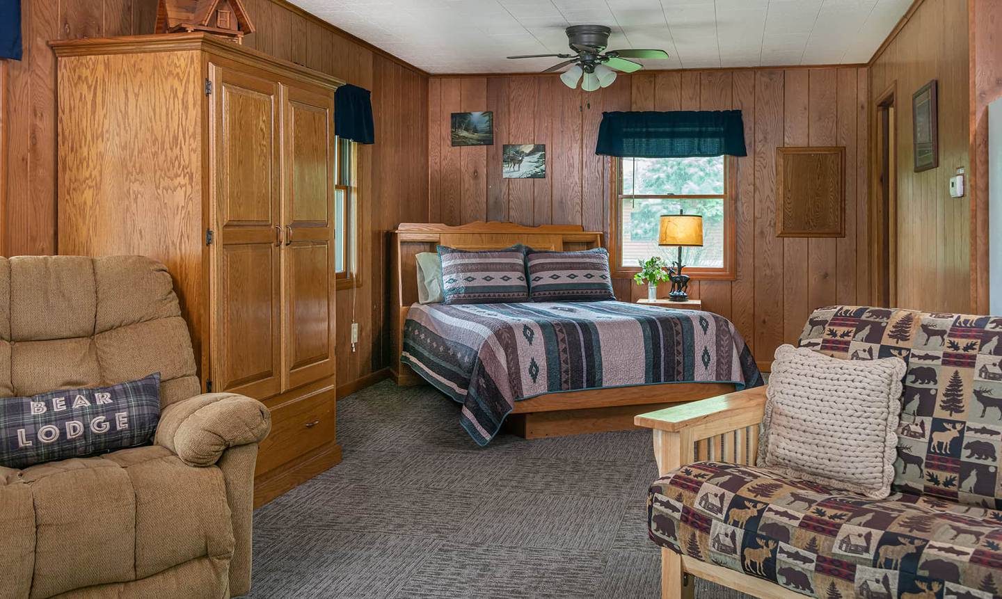 Perched above the Vermilion River seven miles from the gates of Starved Rock State Park, Kishauwau Cabins bring guests close to nature while providing all the amenities of home.