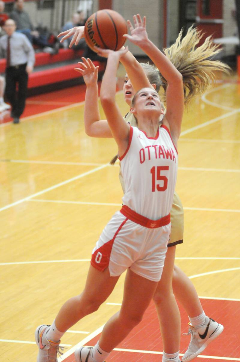 Ottawa's Hailey Larsen gets to the basket past the defense of Morris' Landrie Callahan at King Gym on Friday, Dec. 22, 2023.