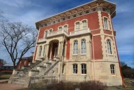 Reddick Mansion to host free homecoming photos for Ottawa, Marquette high schools