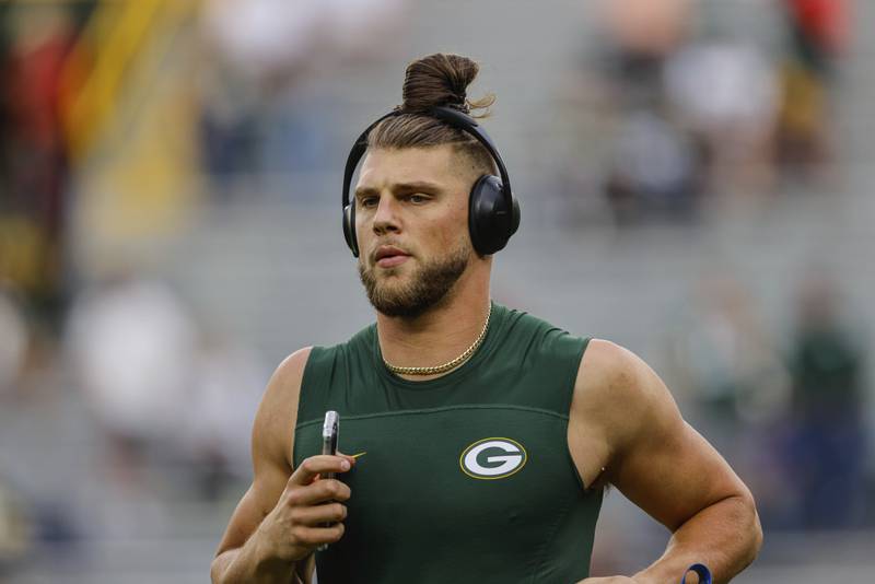 Robert Tonyan warms up before a game during the 2022 season in Green Bay, Wis.