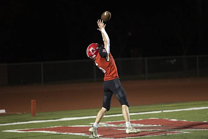 Amboy’s Landon Whelchel hauls in a two-point conversion against Ridgewood during the I8FA championship Friday, Nov.17, 2023 at Monmouth College