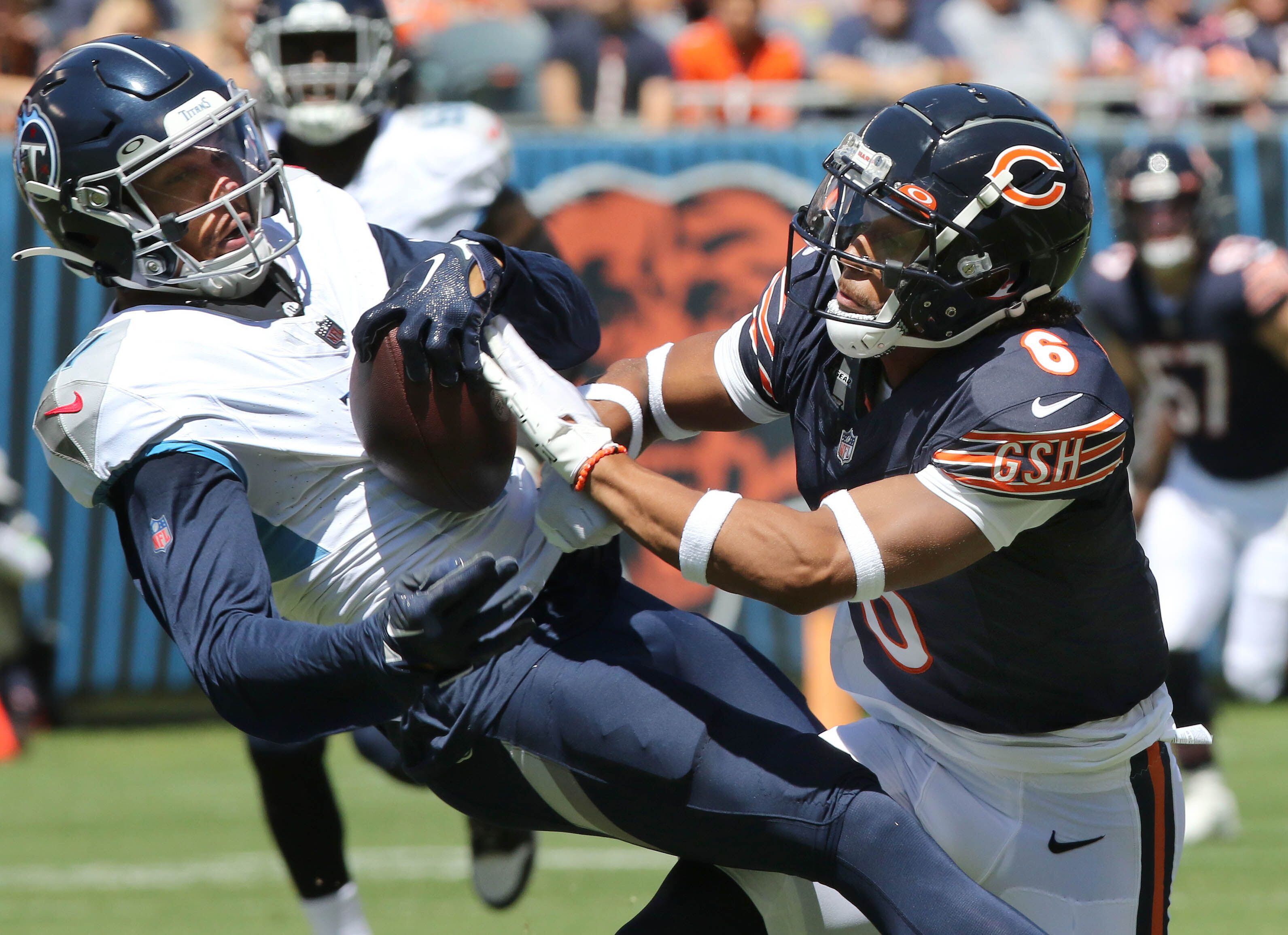 He's not going to back down': Is Braxton Jones the Chicago Bears' left  tackle of the future? – Shaw Local