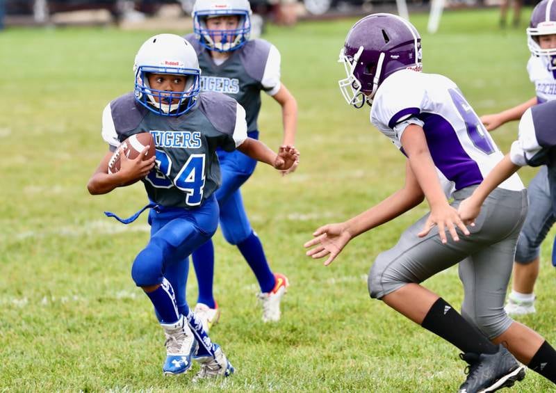 Princeton sixth grader Lincoln Stewart does his best to avoid a Rochelle defender Saturday.