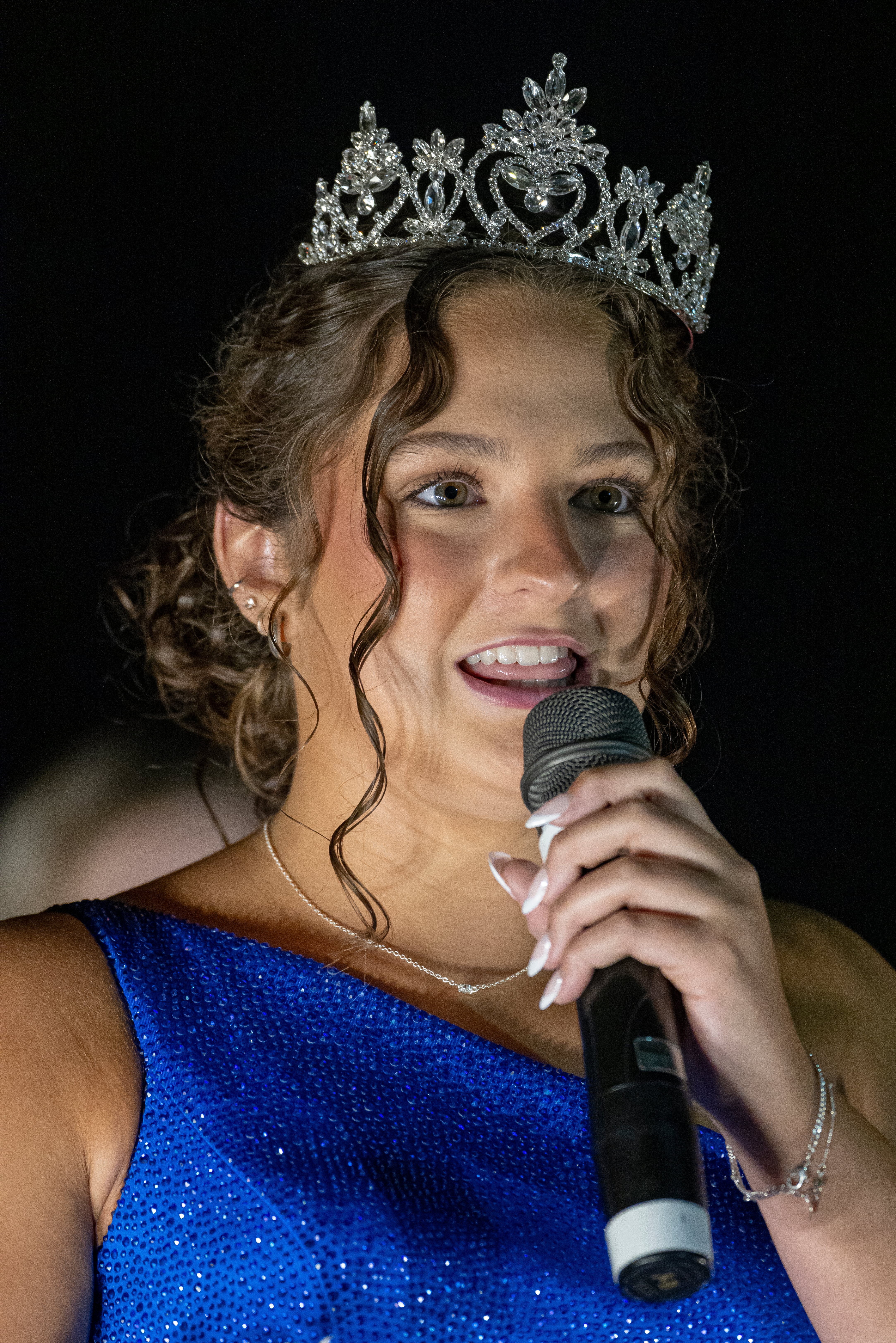 Madelyn Becker gives the crowd her first speech as the 2024 Mendota Sweet Corn Festival Queen on August 9, 2024.