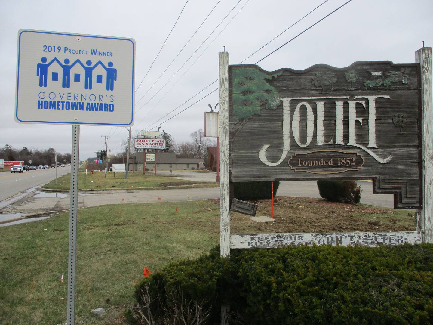 A Joliet monument sign marks the Jefferson Street entryway to the city off of Interstate 55 in front of the Joliet Plaza Inn,. Hotel signs and the Joliet monument sign are in deteriorating conditions. March 5, 2024.