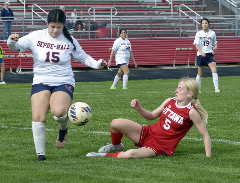 Ottawa’s Anastasia Zeglis falls while chasing Depue’s Yasmin Quintana for control of the ball during match Thursday at Ottawa