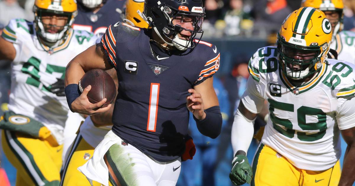 Chicago Bears QB Justin Fields begins big season with lackluster  performance in loss to Green Bay