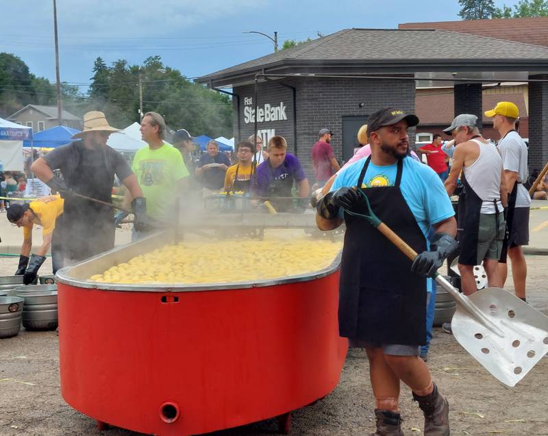 Photos Mendota Sweet Corn Festival hands out sweet corn, hosts parade