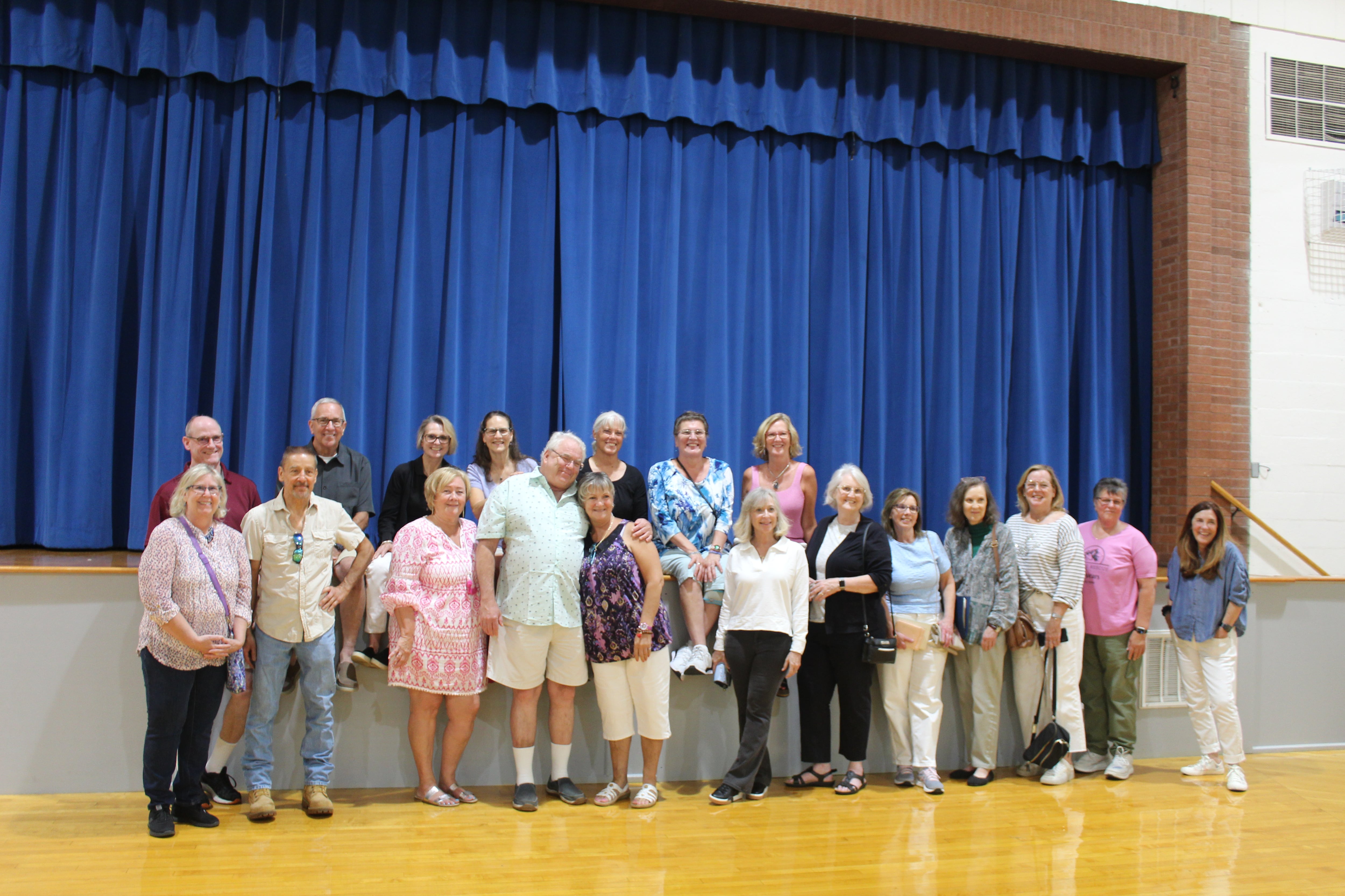 Fox River Grove 8th grade class celebrates 50-year reunion 